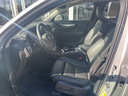 Certified 2025 Volvo XC40 B5 Plus AWD/4WD image 17