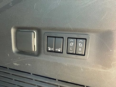 Used 2022 GMC Yukon XL AT4 AWD/4WD image 16