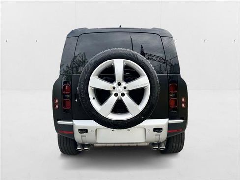 New 2024 Land Rover Defender 110 SE image 8