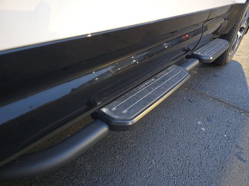 New 2025 Land Rover Defender 110 X-Dynamic SE image 17