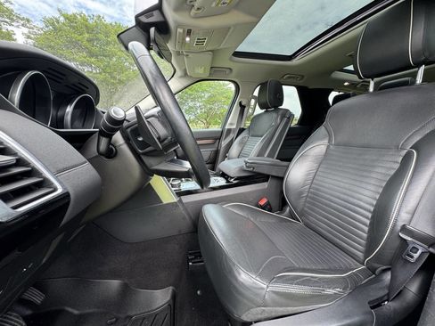 Used 2017 Land Rover Discovery HSE image 15