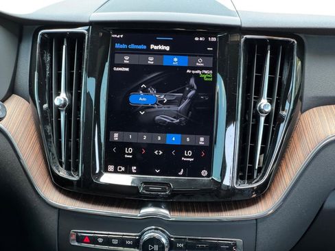 Used 2022 Volvo XC60 B5 Momentum w/ Advanced Package image 13