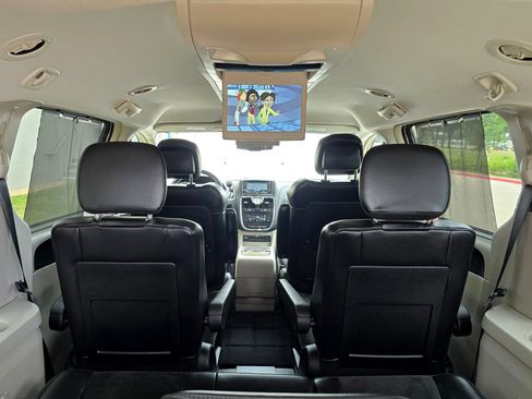 Used 2016 Chrysler Town & Country Limited FWD image 47