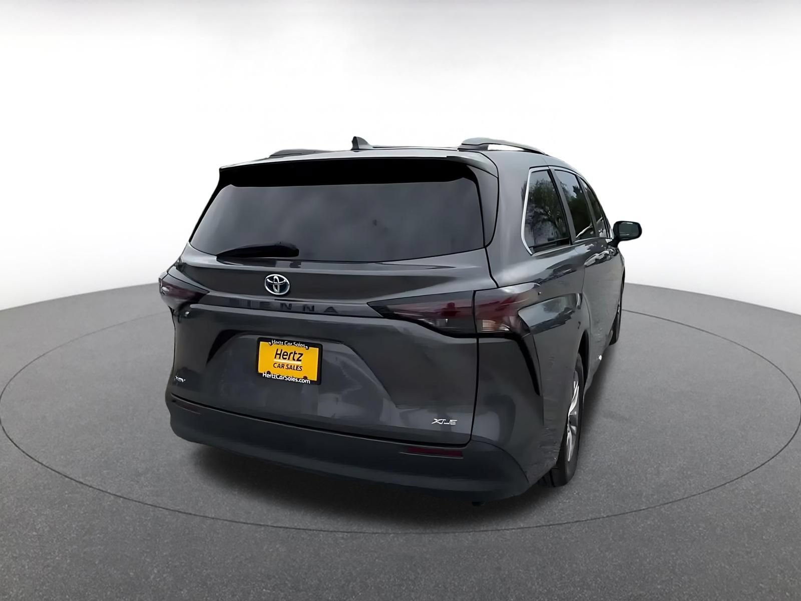 Used 2025 Toyota Sienna XLE FWD image 13
