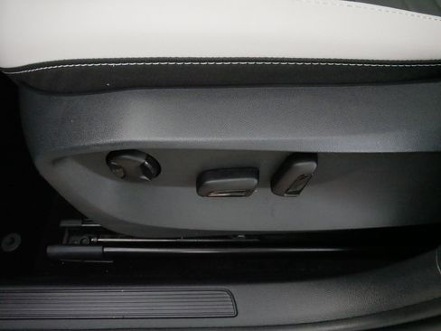 Used 2025 Volkswagen Taos SE image 20