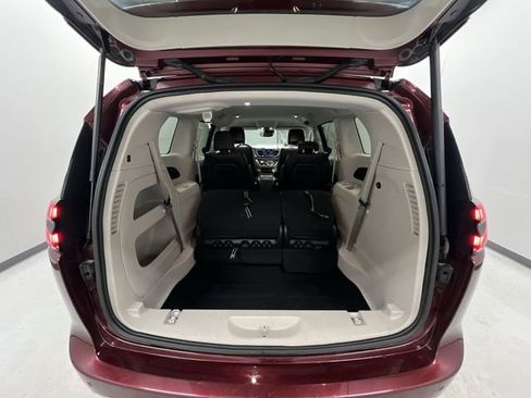 Used 2023 Chrysler Pacifica Touring-L image 24