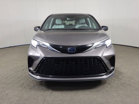 Used 2022 Toyota Sienna XSE image 2