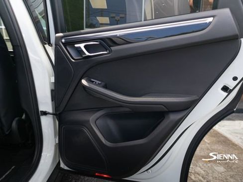 Used 2018 Porsche Macan image 21