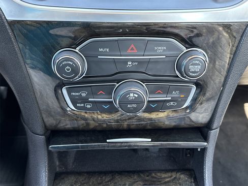 Used 2018 Chrysler 300 Limited image 25
