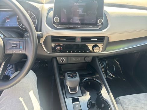 Used 2023 Nissan Rogue SV image 18