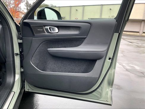 Used 2023 Volvo XC40 Recharge Ultimate image 27