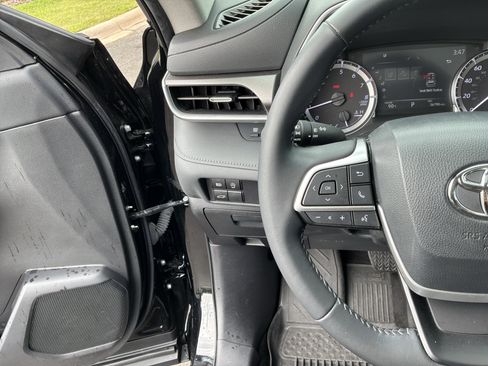 Used 2023 Toyota Highlander XLE FWD image 19