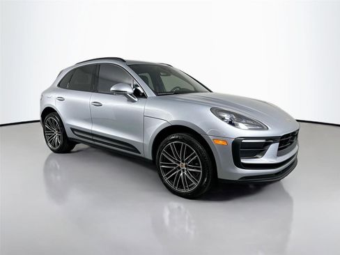 Certified 2026 Porsche Macan AWD/4WD image 9