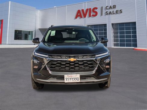Used 2025 Chevrolet Trax LT w/ LT Convenience Package image 2