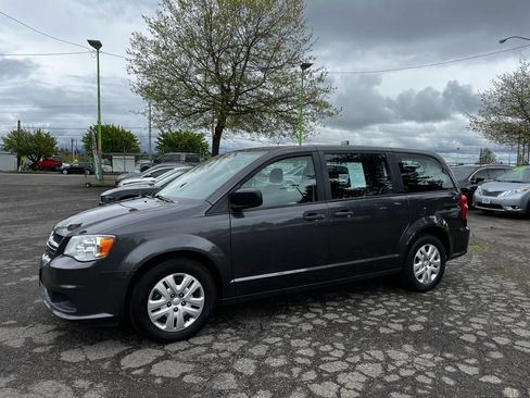 Used 2019 Dodge Grand Caravan SE image 3