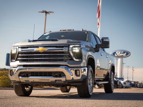 Used 2024 Chevrolet Silverado 2500 LTZ w/ LTZ Plus Package image 4