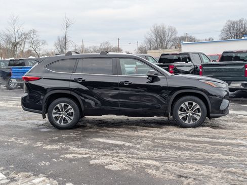 Used 2023 Toyota Highlander XLE image 8