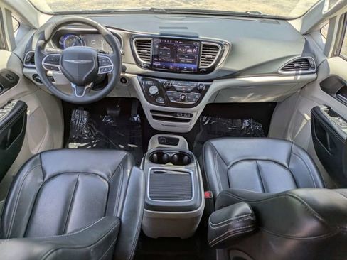 Used 2023 Chrysler Pacifica Touring-L FWD image 18