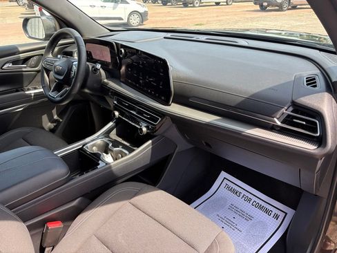 Used 2025 Chevrolet Traverse LT FWD image 20