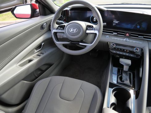 Used 2025 Hyundai Elantra SEL FWD image 9
