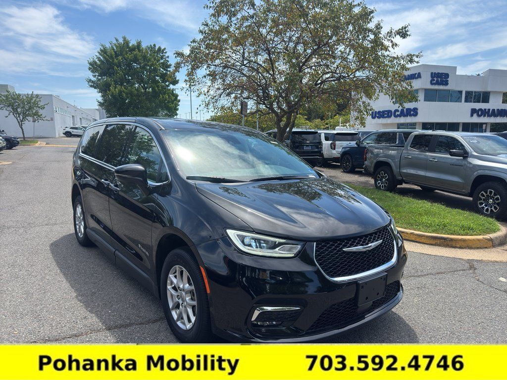Used 2024 Chrysler Pacifica Touring-L FWD image 2