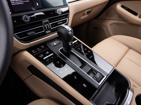 Certified 2026 Porsche Macan S AWD/4WD image 17