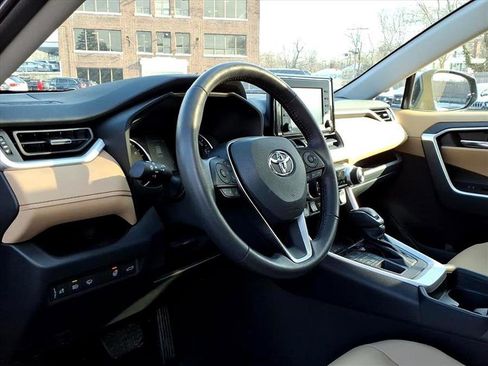 Used 2021 Toyota RAV4 XLE Premium image 19