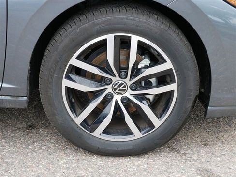 Certified 2025 Volkswagen Jetta SE image 9