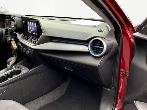 Used 2025 Chevrolet Trax LS image 28