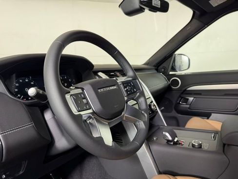 Used 2025 Land Rover Discovery Dynamic SE image 14