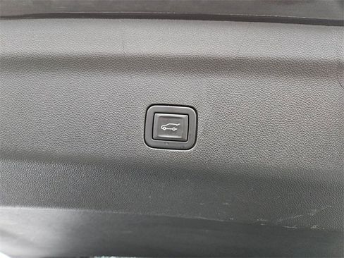 Used 2023 GMC Yukon SLT w/ SLT Premium Package image 11