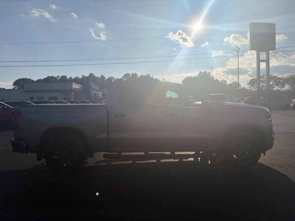 Used 2024 Chevrolet Silverado 1500 RST w/ Redline Edition AWD/4WD image 11