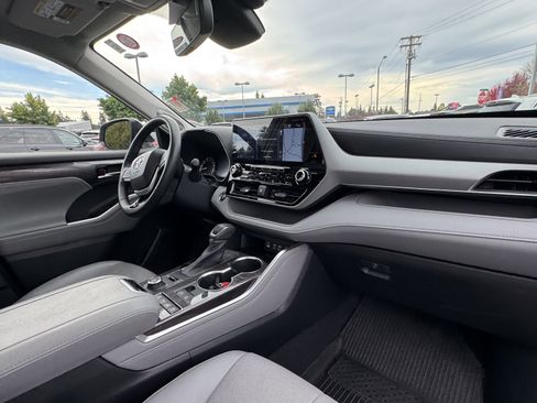 Used 2022 Toyota Highlander Platinum image 9