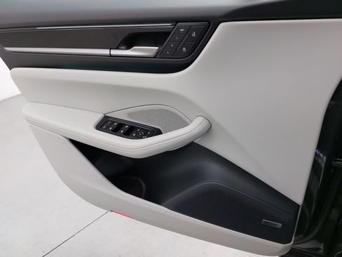 New 2026 Porsche Macan 4 Electric image 29