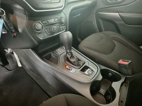 Used 2019 Jeep Cherokee Latitude w/ Popular Appearance Group FWD image 23