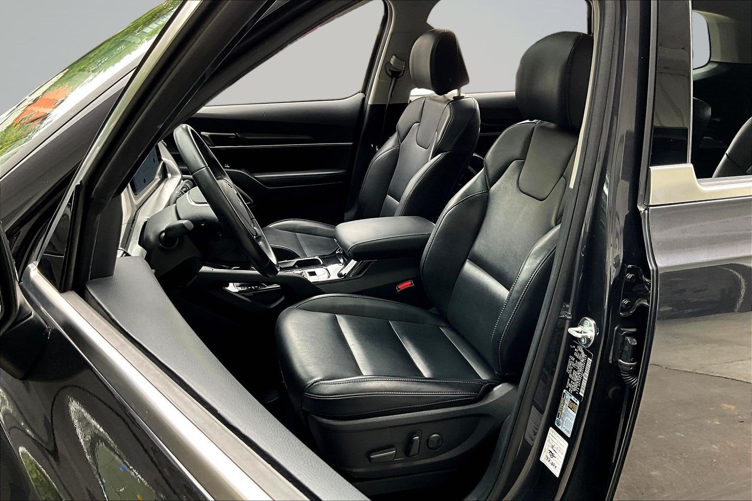 Used 2025 Kia Telluride S FWD image 19