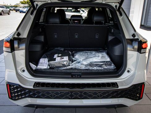 New 2026 Volkswagen Tiguan SE R-Line FWD image 20