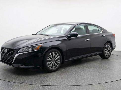 Used 2025 Nissan Altima 2.5 SV image 3