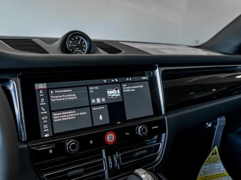 Certified 2025 Porsche Macan image 13