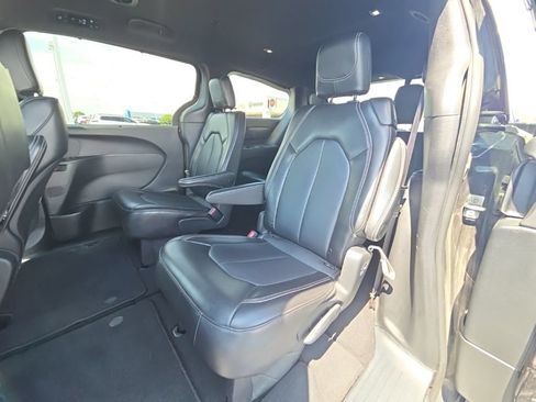 Used 2025 Chrysler Pacifica Select FWD image 24