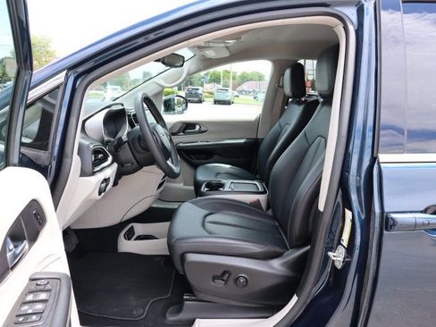 Used 2024 Chrysler Pacifica Touring-L FWD image 9