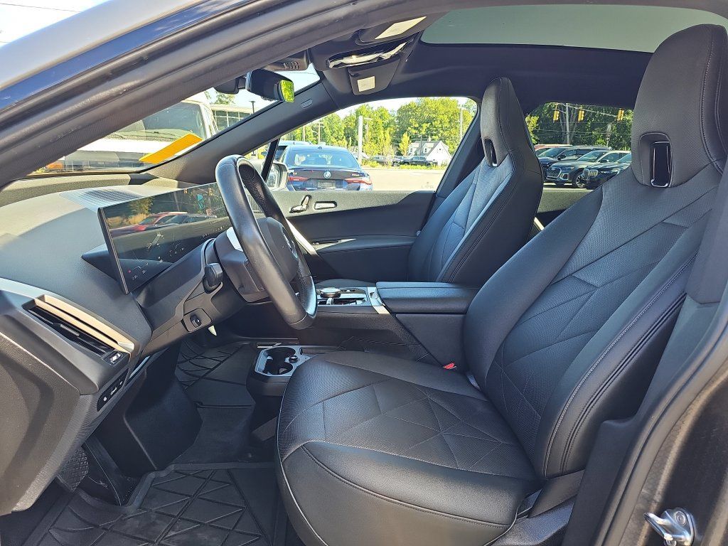 Used 2024 BMW iX xDrive50 w/ Premium Package AWD/4WD image 10