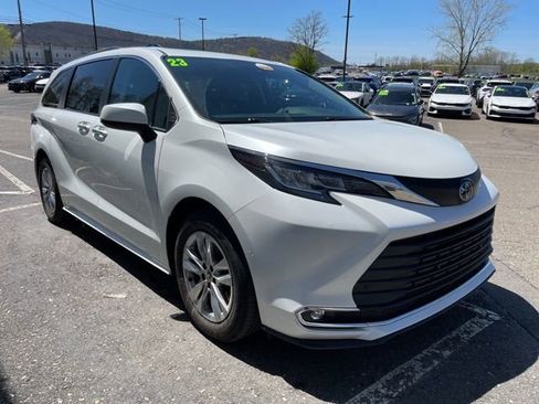 Used 2023 Toyota Sienna XLE w/ XLE Plus Package AWD/4WD image 6