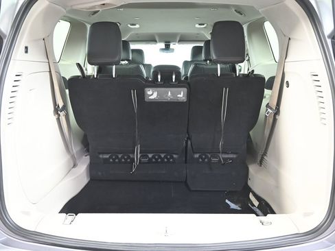 Used 2020 Chrysler Pacifica Touring-L image 18