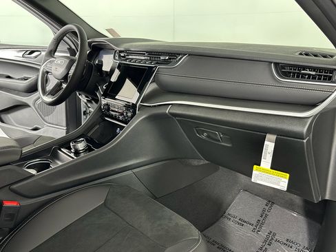 New 2025 Jeep Grand Cherokee Altitude image 23