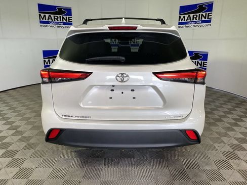 Used 2021 Toyota Highlander XLE AWD/4WD image 17