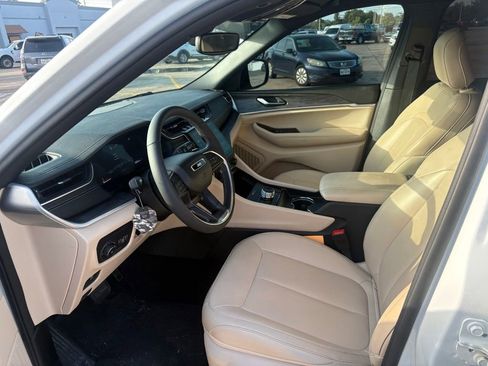 Used 2024 Jeep Grand Cherokee L Limited RWD image 12