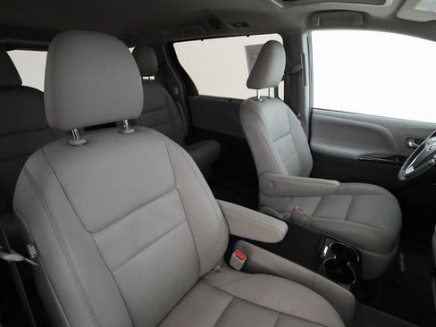 Used 2018 Toyota Sienna XLE w/ Carpet Mat Package image 23