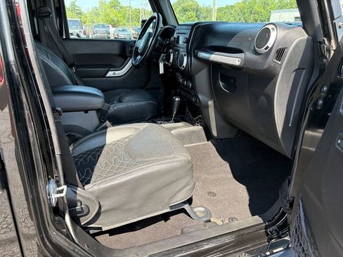 Used 2016 Jeep Wrangler Unlimited Sahara w/ Connectivity Group AWD/4WD image 10