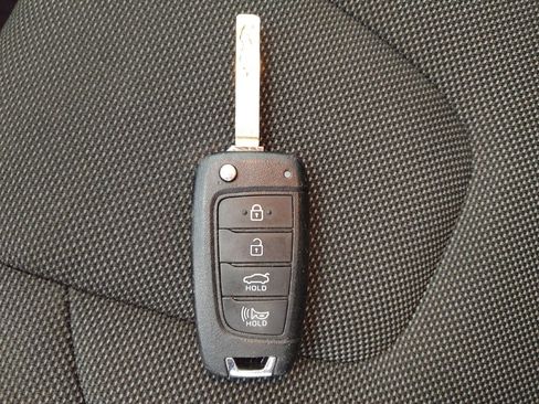 Used 2025 Hyundai Elantra SE FWD image 32